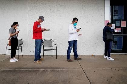 Foto de archivo de un grupo de personas que perdieron su empleo haciendo una fila en busca de trabajo en Fayetteville, Arkansas. 
Abril 6, 2020. REUTERS/Nick Oxford