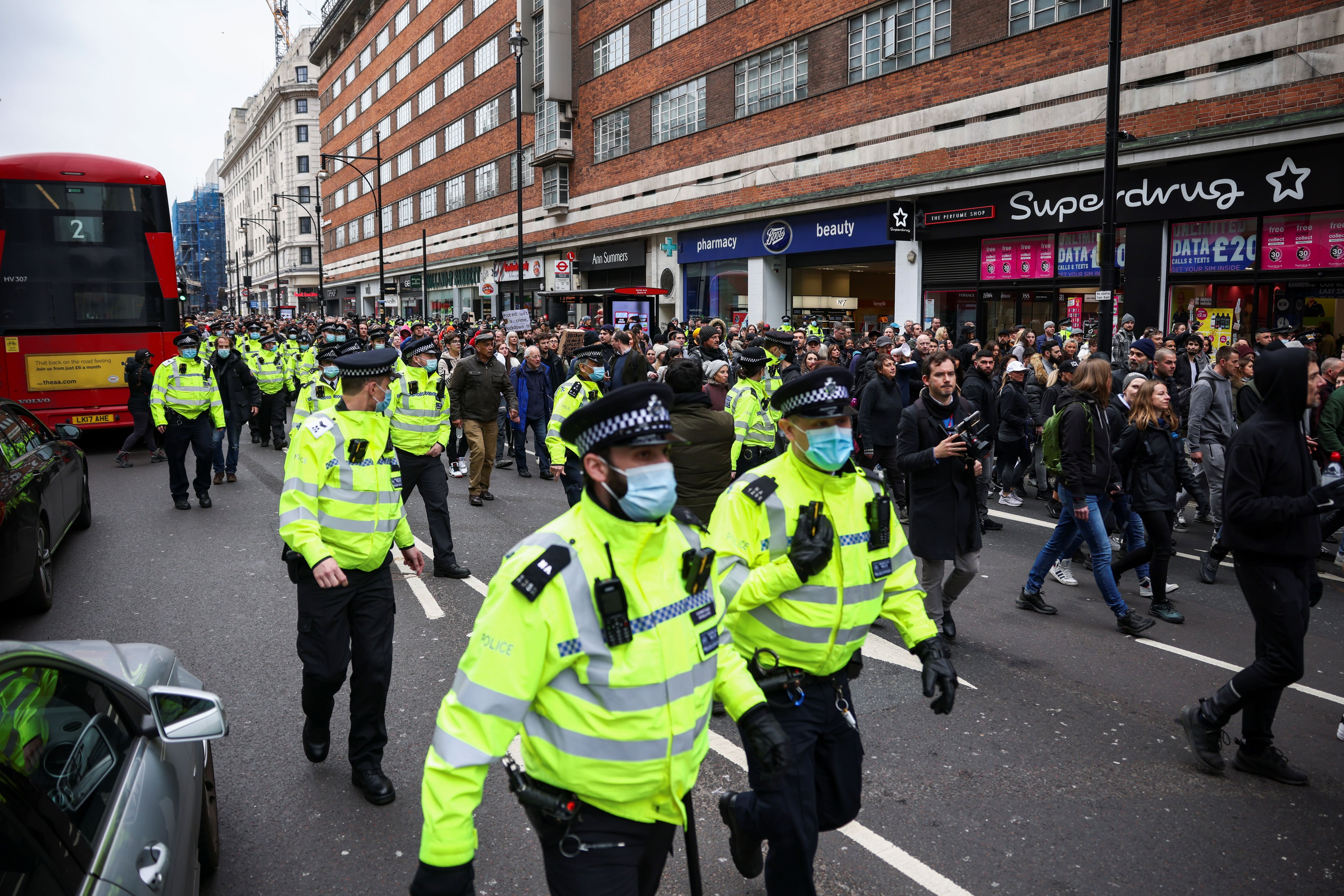 Despliegue policial en Oxford Street (Reuters/archivo)