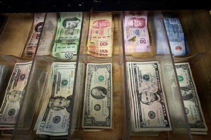 El peso se apreció 0.41 % frente al tipo de cambio de la jornada anterior, cuando el dólar cotizó en 19.69 unidades (Foto: Reuters/ José Luis González)
