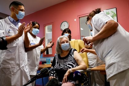 Mauricette, de 78 años, recibió la primera vacuna de Francia en el hospital in Sevran, en las afueras de París