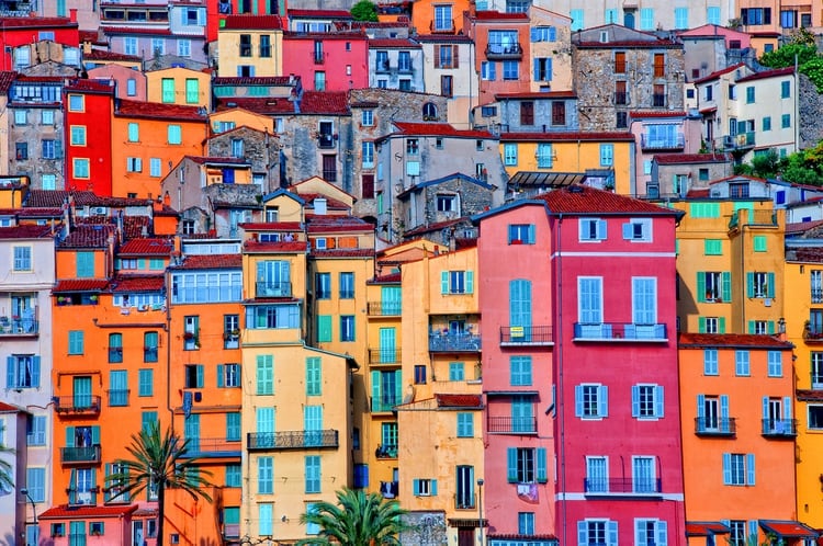 Menton es un trozo del paraíso en el Mediterráneo. En plena rivera francesa, la maravillosa y soñada Costa Azul, muy cerca de la frontera italiana goza de un clima subtropical donde el sol luce más de trescientos días al año. Entre una empalizada de montañas y un mar exageradamente azul y transparente, una pequeña ciudad que, con sus características casas de la Belle Epoque, de líneas sencillas y colores pastel; desbordan elegancia y encanto