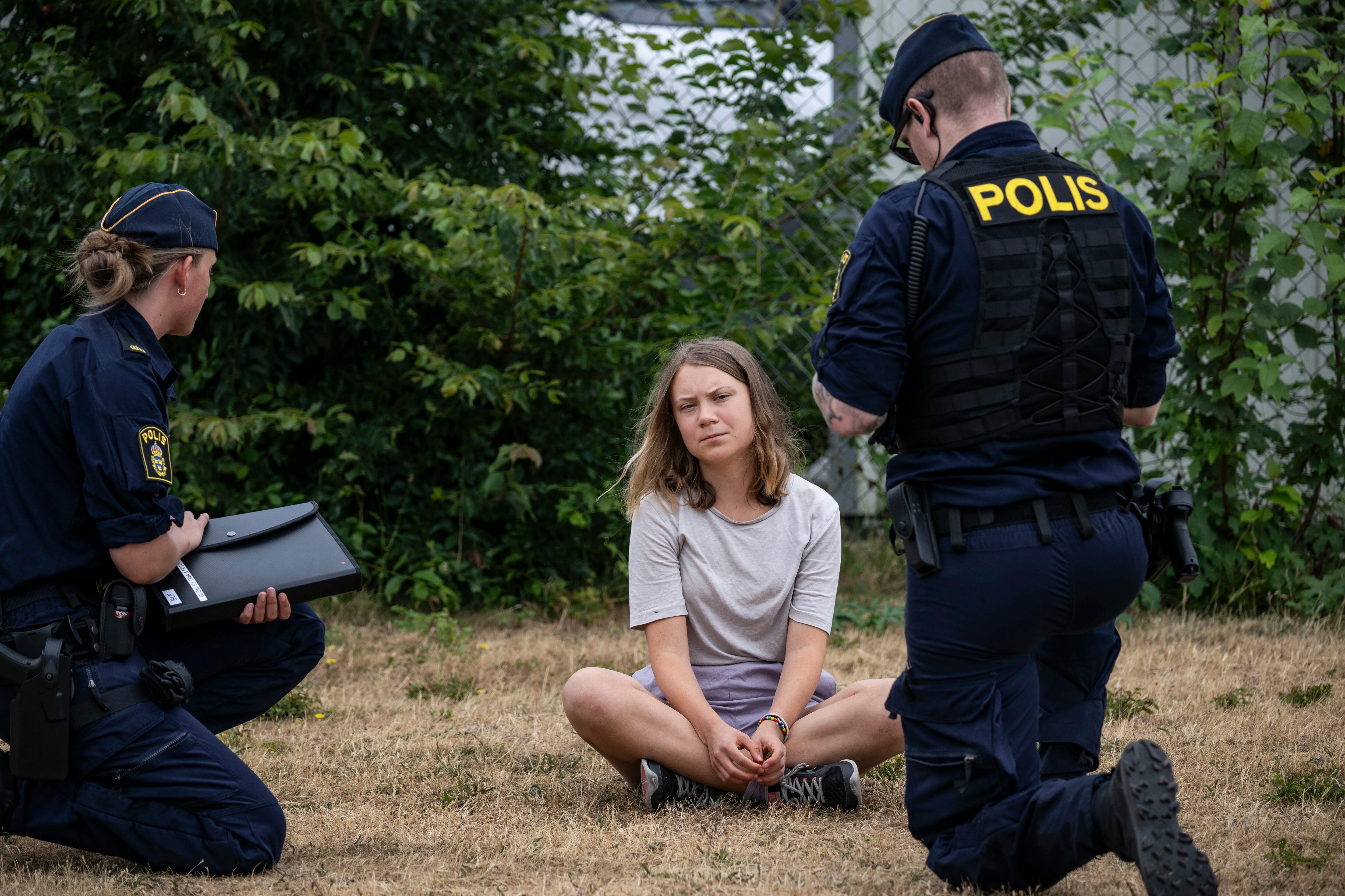 Agentes de la policía sueca hablan con la activista Greta Thunberg (Johan Nilsson via AP, Archivo)