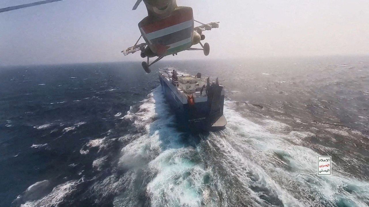Un helicóptero militar hutí sobrevuela el carguero Galaxy Leader en el mar Rojo en esta foto publicada el 20 de noviembre de 2023. Houthi Military Media/Handout via REUTERS/Archivo