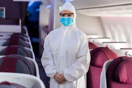 El personal de abordo de Qatar Airways lleva equipo de protección personal contra peligros biológicos. (Qatar Airways)