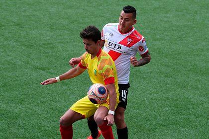 Imagen de Enrique Flores (d) del Always Ready con Jaime Santos de PalmaFlor Vinto, durante un partido amistoso. EFE/ Martin Alipaz/Archivo 