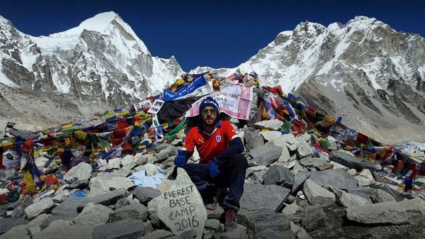 Osiadacz, un apasionado por los viajes, en la base del Monte Everest