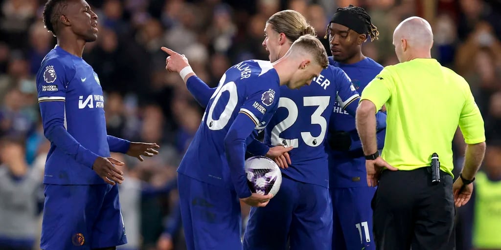 Ganaban por goleada, pero se pelearon para patear un penal: la insólita reacción de los jugadores del Chelsea en el triunfo ante Everton