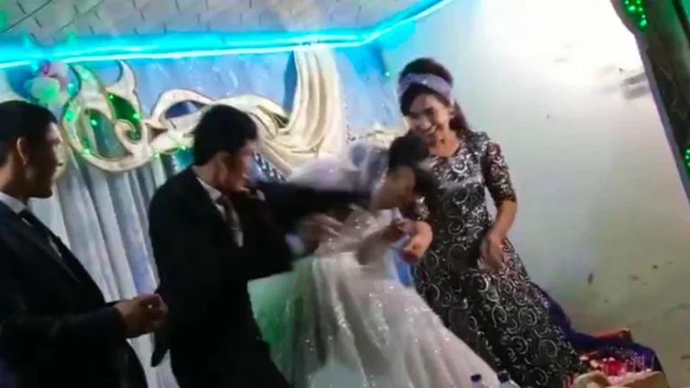 Un novio golpeó a su esposa en plena fiesta de boda porque no soportó perder en un juego con los invitados
