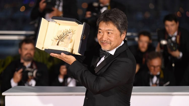 El realizador Hirokazu Koreeda sosteniendo La Palma de Oro del Festival de Cannes del año pasado (Mola/Invision/AP)