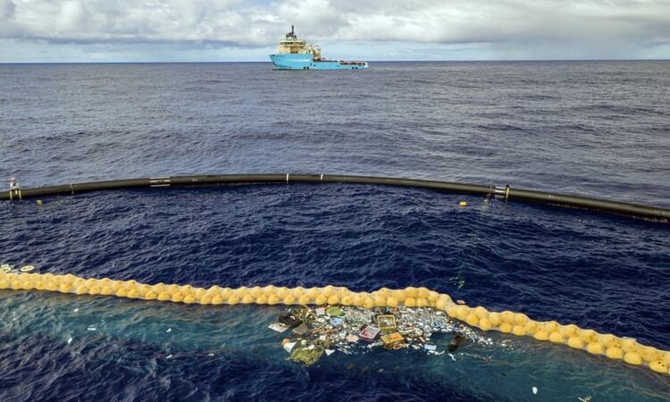 El sistema del proyecto Ocean Cleanup retiene el plástico frente a una línea de corcho extendida. Fotografía: AP