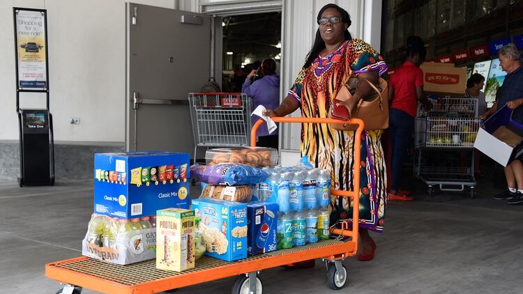 Residentes de Miami se abastecen de comestibles en un Costco el 29 de agosto de 2019, mientras se preparan para el huracán Dorian (AFP)