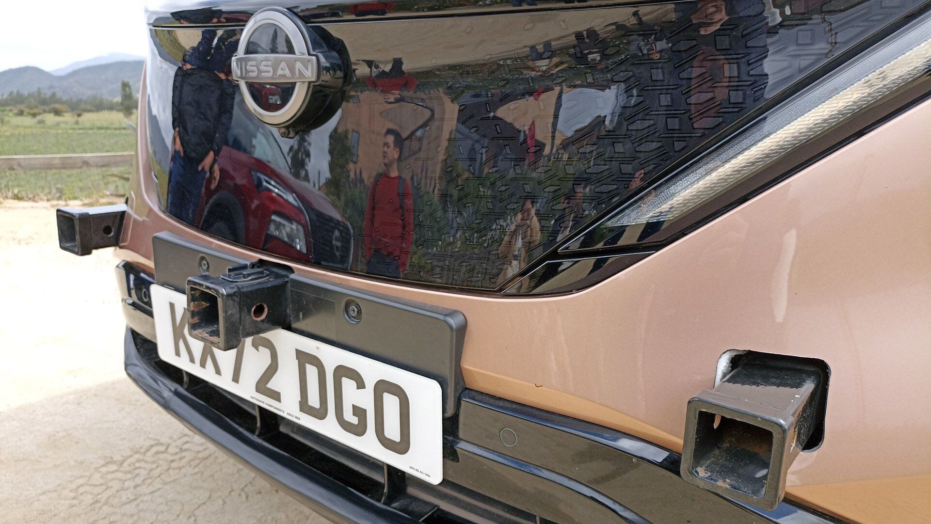 Estos soportes fueron colocados adelante y atrás, pasando a través de ambos paragolpes, para permitir montar gatos mecánicos de rápido acceso para salir de eventuales apuros o cambiar una rueda con más facilidad