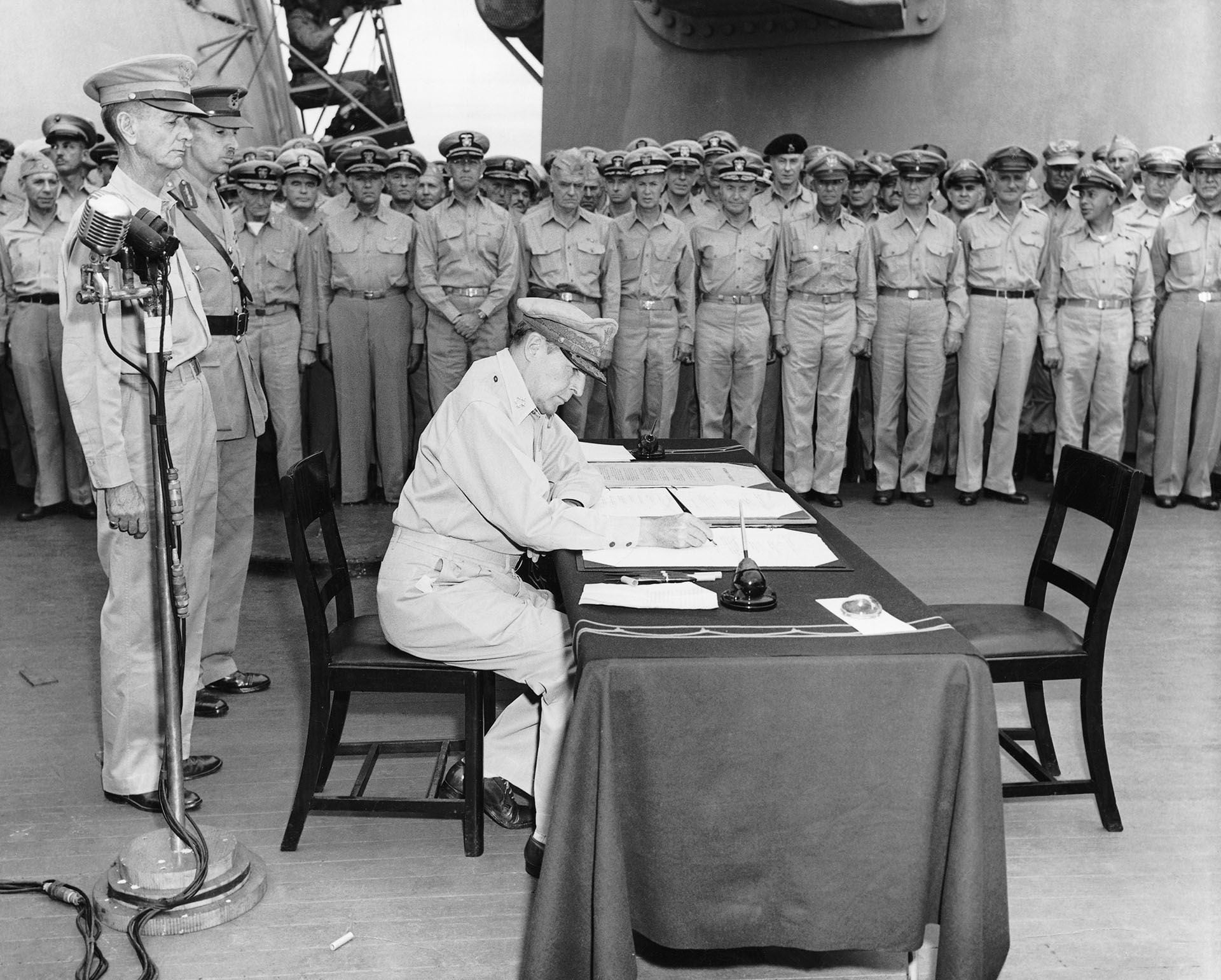 El general Douglas MacArthur firma el acta de rendición de Japón como Comandante Supremio de las tropas aliadas el 2 de septiembre de 1945 