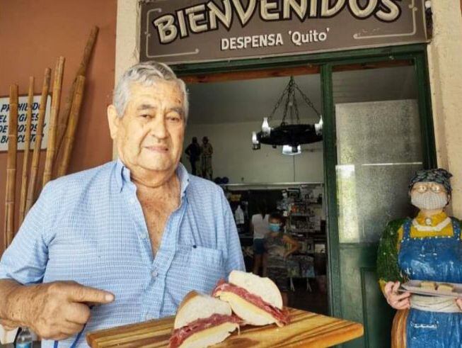 Juan Manuel Arias, más conocido como Quito, en la entrada del almacén