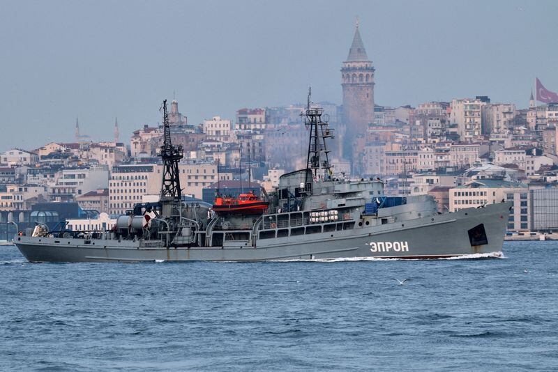 FOTO DE ARCHIVO: El remolcador de rescate de la clase Prut EPRON de la Flota del Mar Negro de la Armada rusa navega en el Bósforo, en su camino hacia el Mar Negro, en Estambul, Turquía 17 de febrero de 2022.  REUTERS/Yoruk Isik