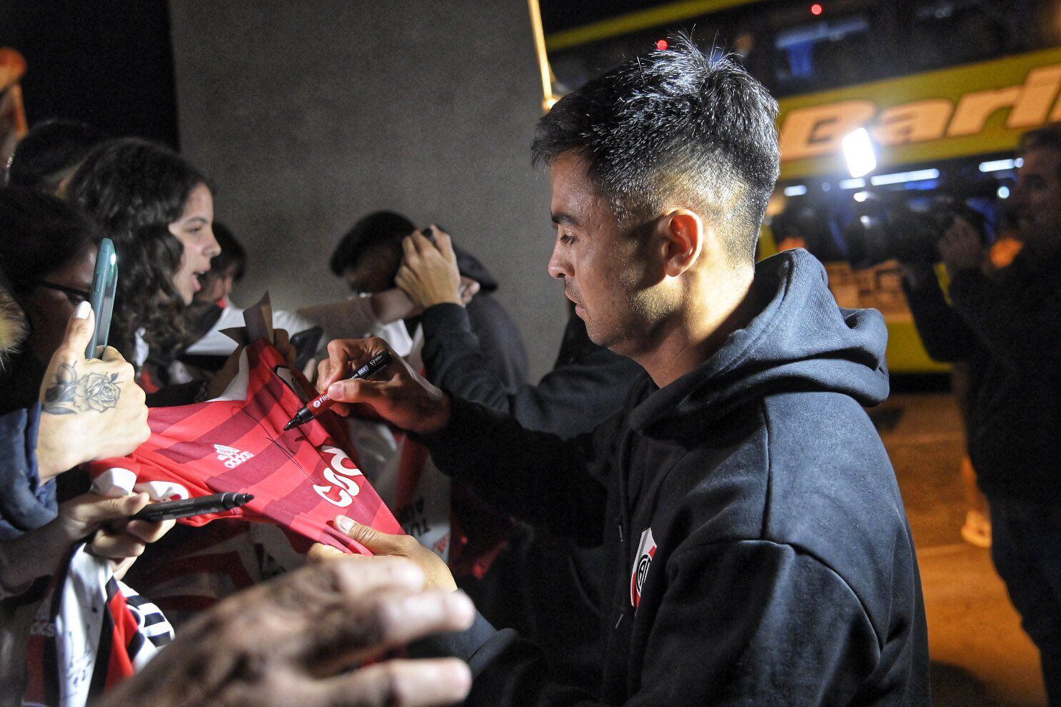 El Pity Martínez firma autógrafos a simpatizantes de River Plate que recibieron al equipo en su llegada a la ciudad de Santa Fe (@RiverPlate)