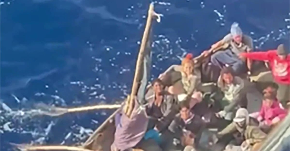 Ein Carnival-Kreuzfahrtschiff hielt an, um einer Gruppe kubanischer Flößer zu helfen
