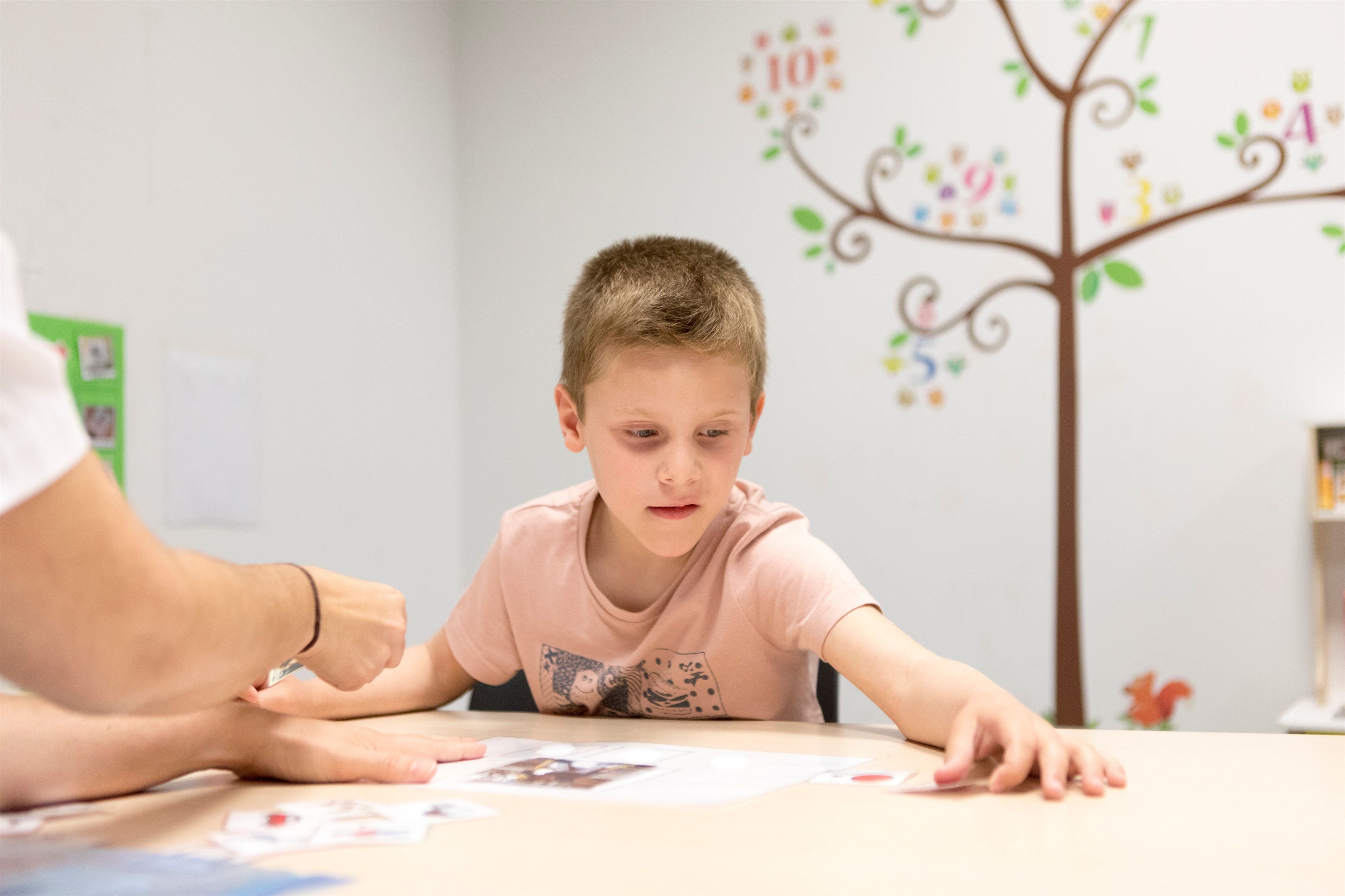 El momento en el que se realiza un diagnóstico de TEA puede variar. En ocasiones, se puede detectar a los 18 meses de edad, o incluso antes, pero se considera que un diagnóstico realizado por un profesional capacitado es confiable a partir de los 2 años ESPAÑA EUROPA ANDALUCÍA SALUD VITHAS 