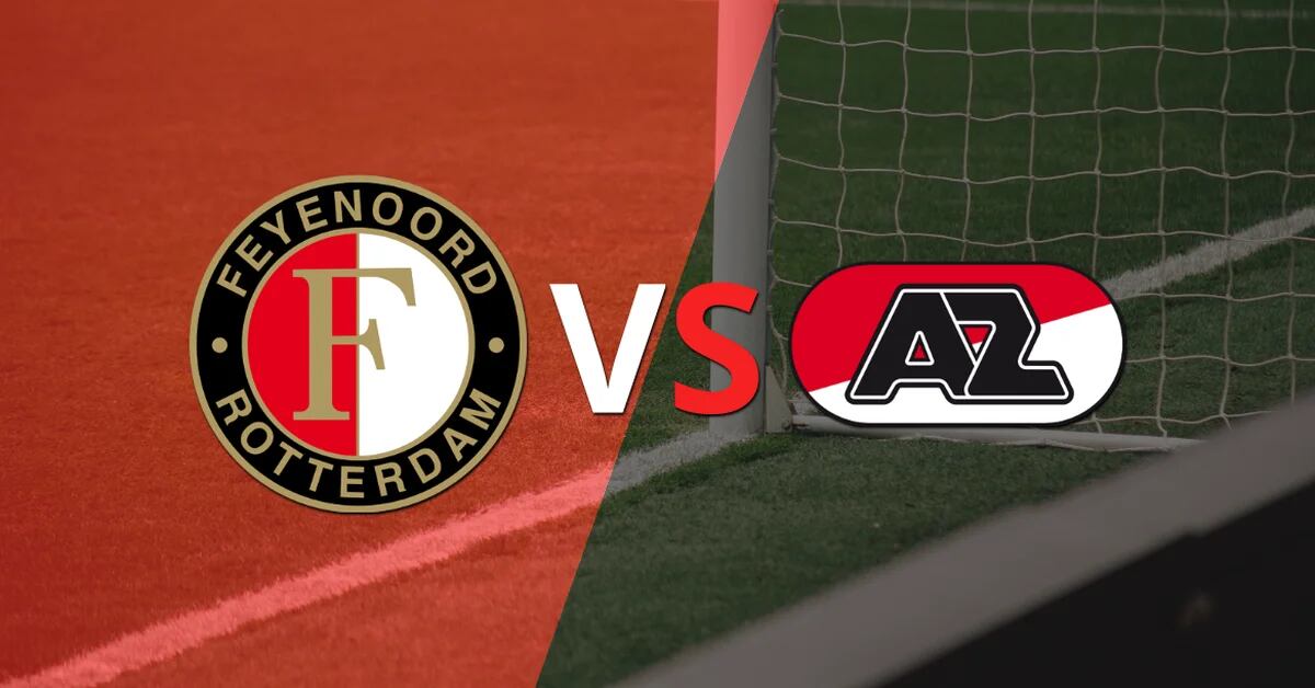 Feyenoord and AZ Alkmaar start to play the second half for the tiebreaker