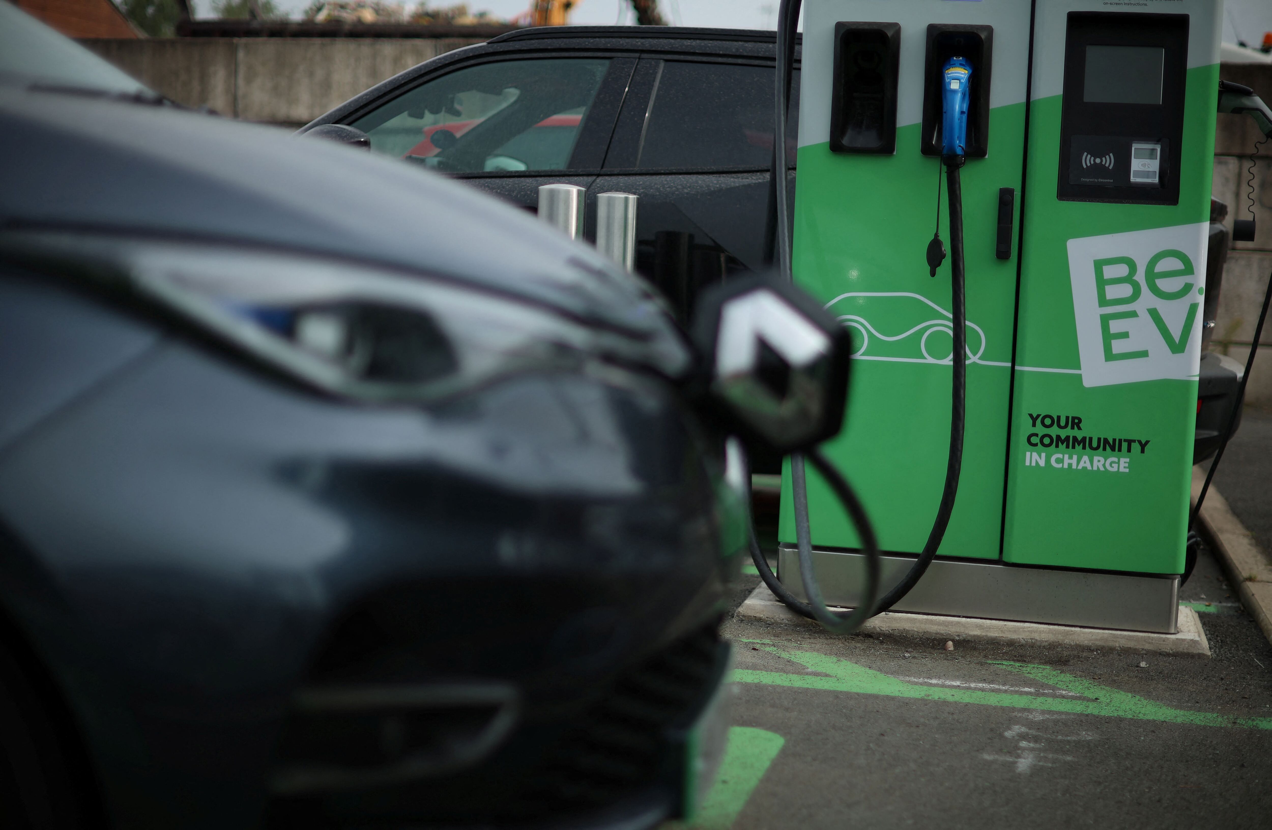 Los fabricantes tendrán que cumplir cuotas mínimas de autos eléctricos en Inglaterra desde 2024 (REUTERS/Phil Noble)