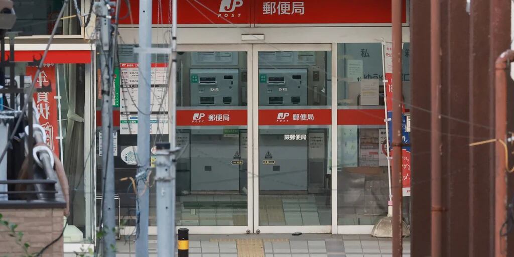 El autor del tiroteo en un hospital de Japón se atrinchera en una oficina de correos