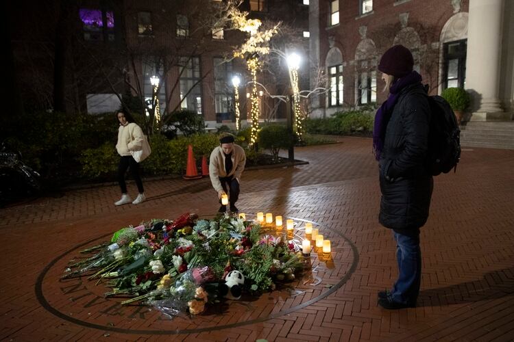 La gente coloca velas en un memorial para Tessa Majors dentro del campus de Barnard (Foto AP / Mary Altaffer)