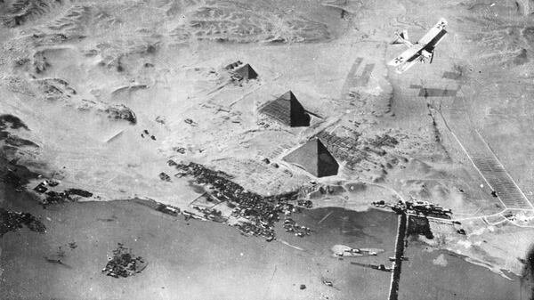 Un aviÃ³n alemÃ¡n sobre las pirÃ¡mides de Giza, en Egipto Der Weltkrieg im Bild / Biblioteca Estatal Federal de Austria 163