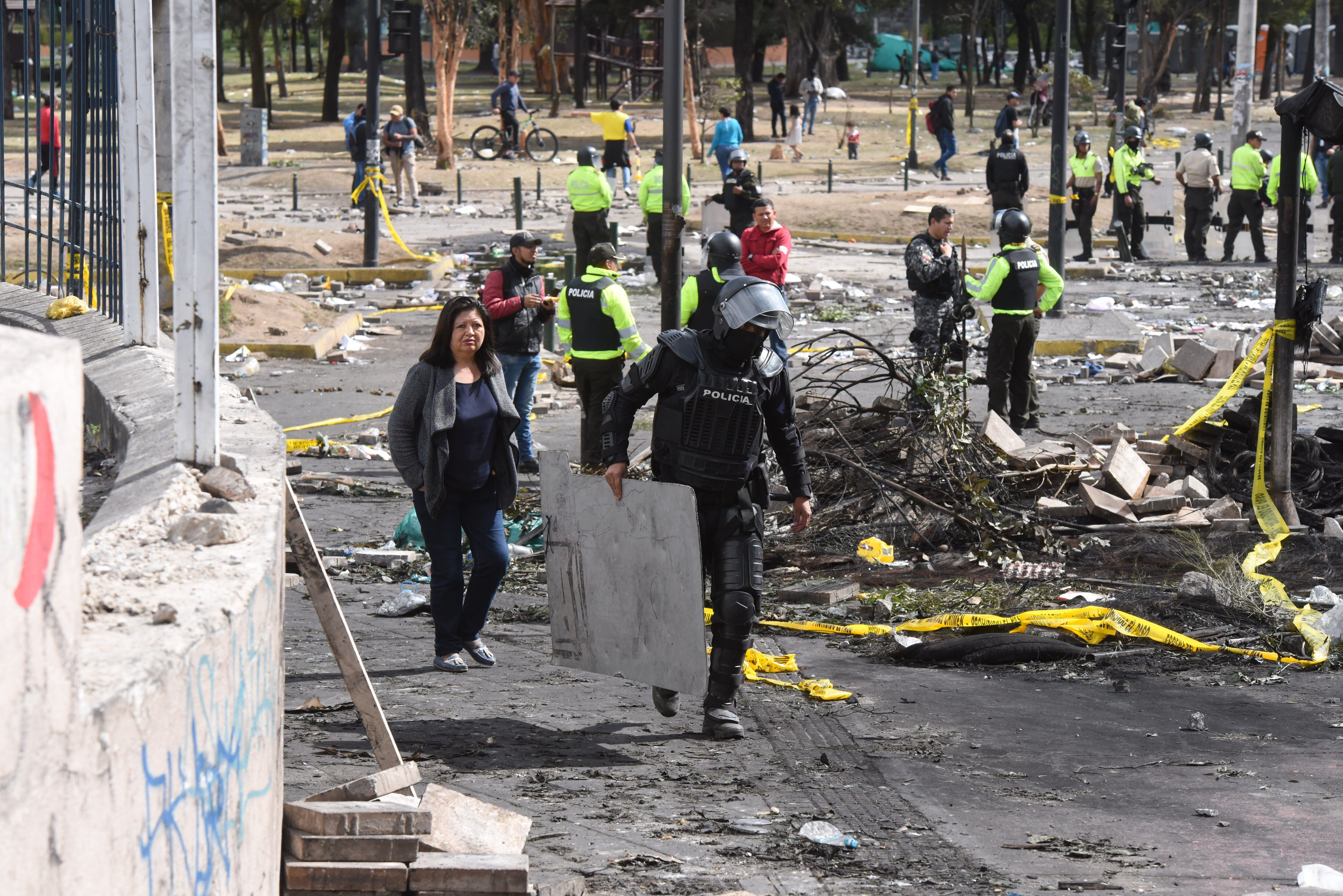 La policía ha cortado varias vías en Quito tras las violentas protestas (Franco Fafasulli)
