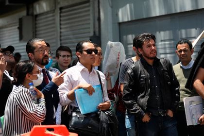 Ciudad D M & # 233;  En Gico (M & # 233; Gico), la gente hace largas filas en el edificio sindical del Instituto Mexicano del Seguro Social (IMSS) en busca de trabajo.  EFE / S & # 225;  Shenka Guti & # 233;  rrez / Archivo