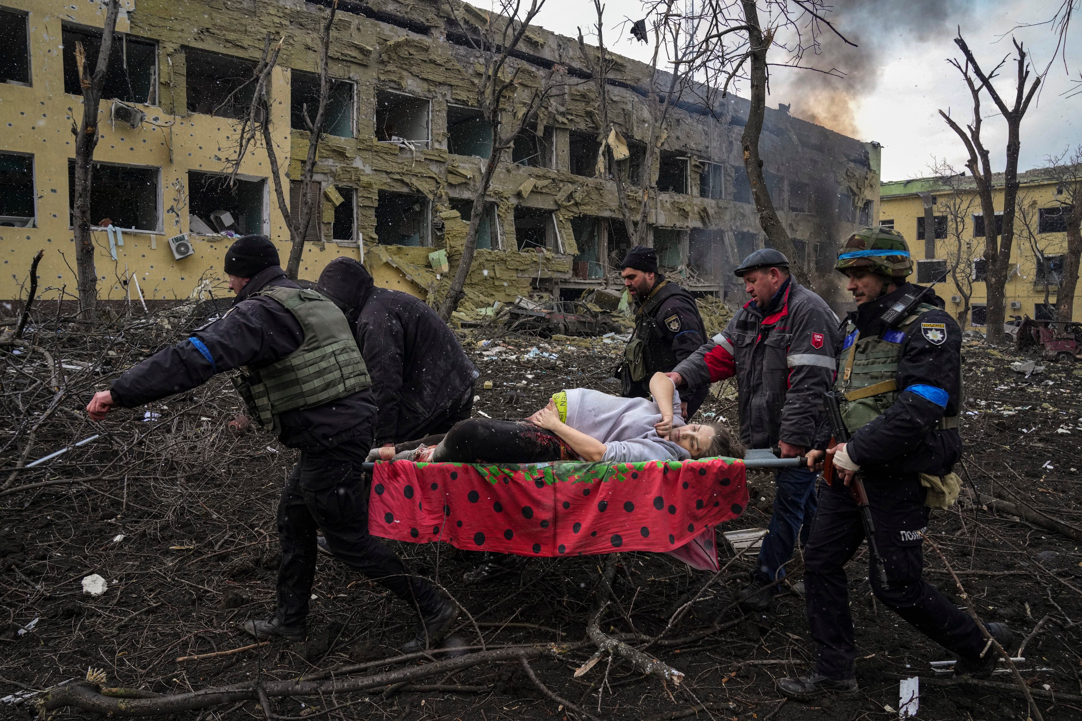 Una de las imágenes más destacadas durante las batallas de Mariupol fue la de una mujer embarazada que, tras resultar herida durante un bombardeo, era trasladada por los cuerpos de rescate. (AP/Evgeniy Maloletka)