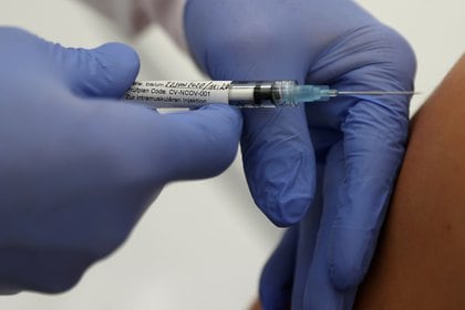 El professor Gottfried Kremsner inyecta en un voluntario una vacuna CureVac contra COVID-19 en Alemania (REUTERS/Kai Pfaffenbach/File Photo)