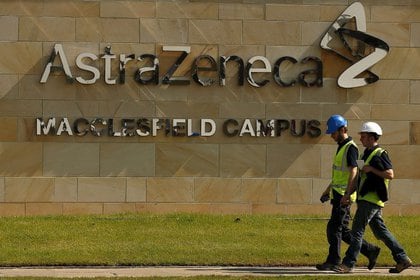 FOTO DE ARCHIVO: El logotipo de AstraZeneca en unas instalaciones de la farmacéutica en Macclesfield, en el centro de Inglaterra, Reino Unido, el 19 de mayo de 2014. REUTERS/Phil Noble