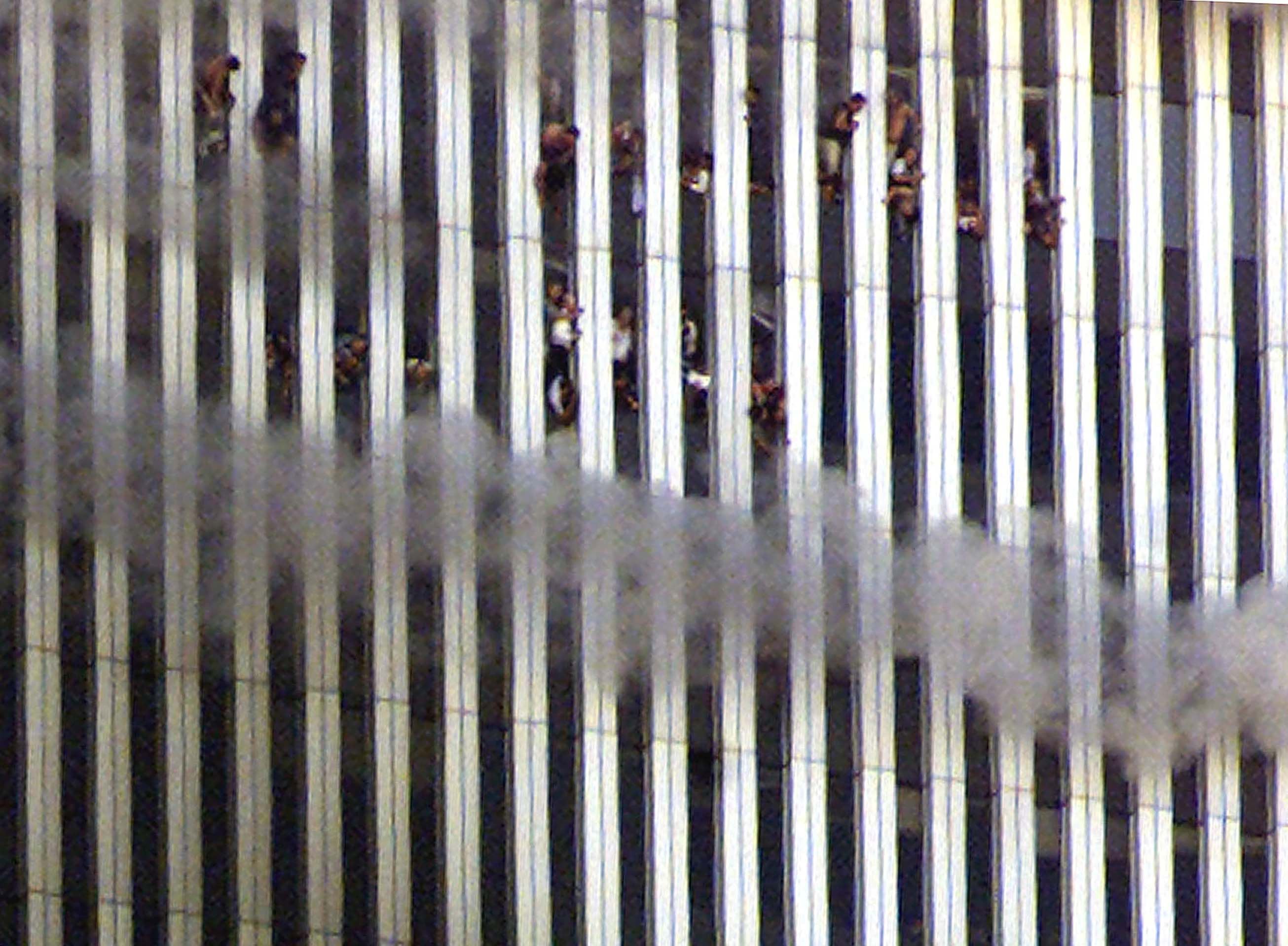 La gente se asoma a la ventana desde la torre norte, mientras intenta sobrevivir al incendio. Es una de las imágenes más recordadas e impactantes. Luego, desesperanzados, muchos de ellos tomarían una decisión desesperada que también sería capturada por las cámaras. 