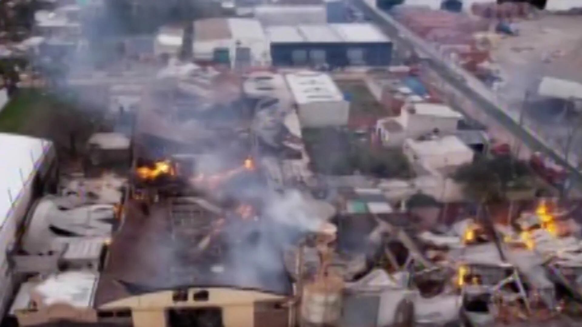 Más de 25 dotaciones de bomberos combaten un incendio en una maderera en Luján