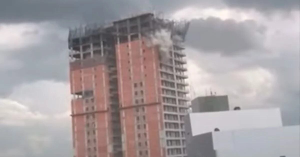 Temporary in Corrientes: the moment a crane collapsed from a building under construction