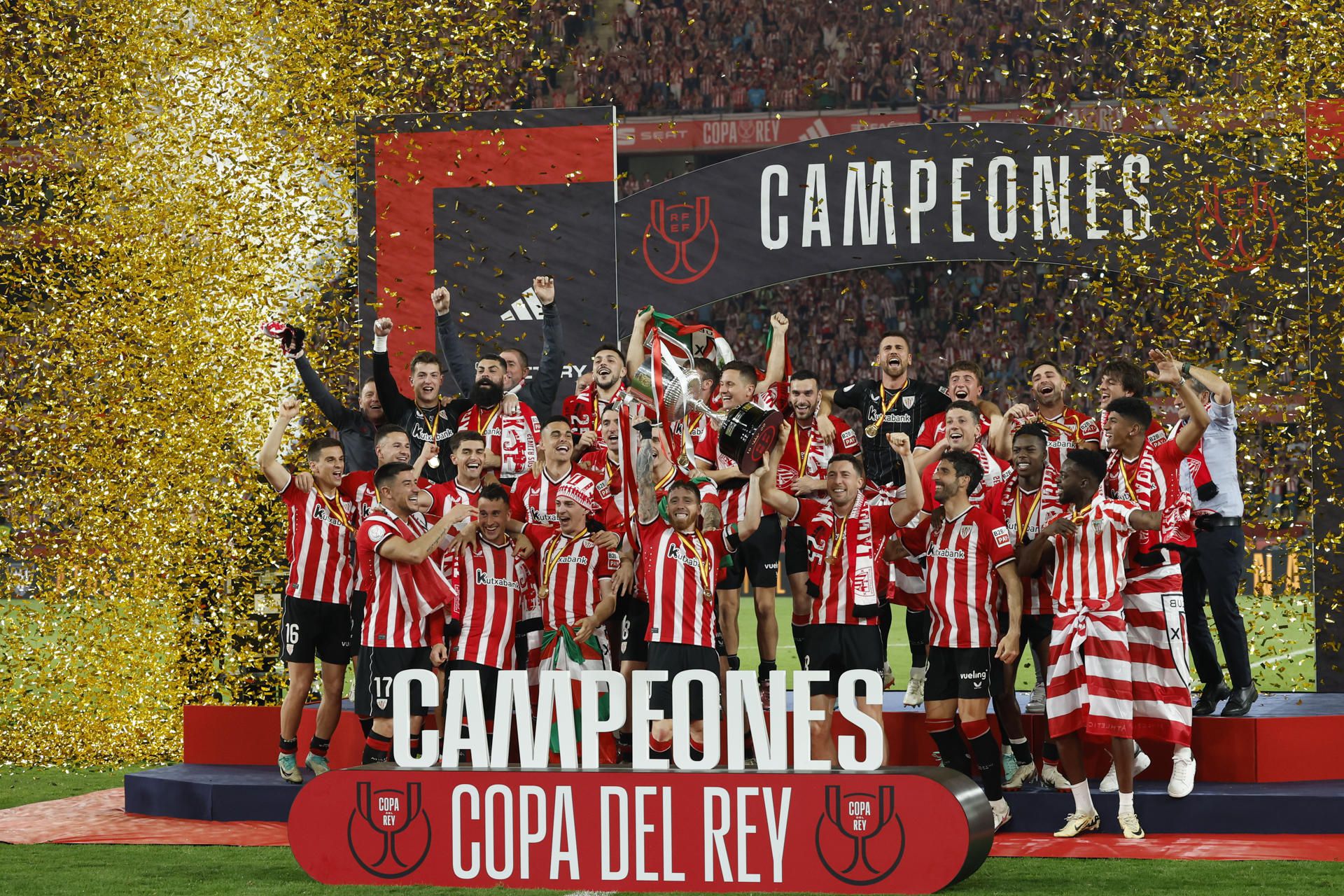 Los jugadores del Athletic celebran la Copa del Rey ganada al Mallorca (EFE).