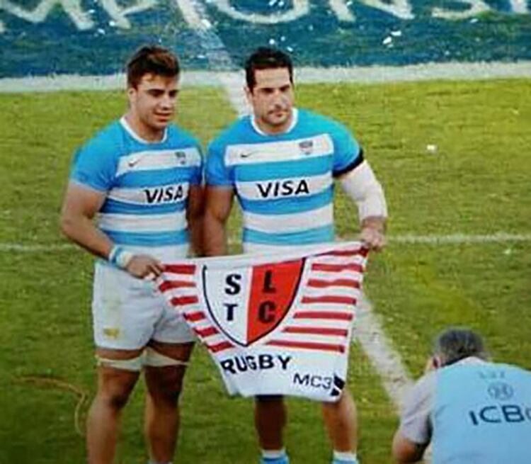 Isa y Leguizamón, con la casaca de los Pumas y la bandera de SLT