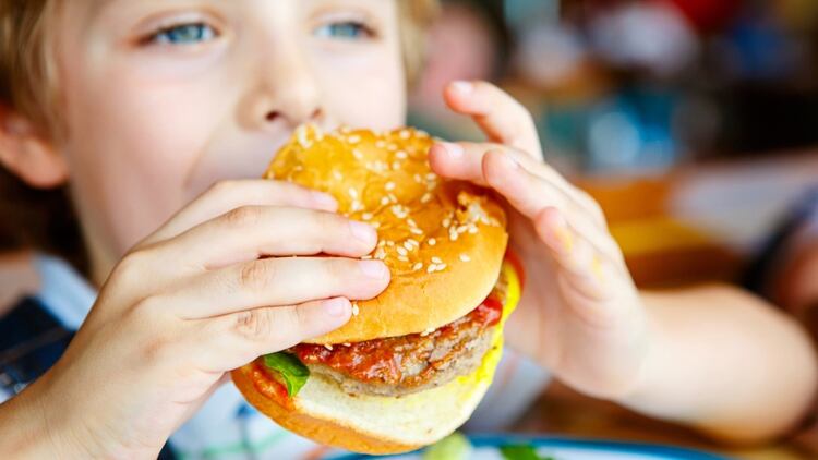 Los chicos son los más vulnerables. Por eso es importante controlan que cuando coman hamburguesas, la carne esté bien cocida.