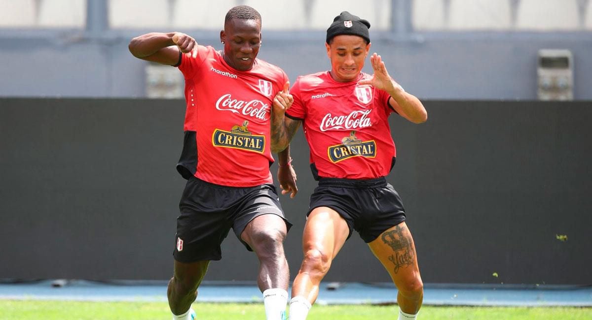 Luis Advíncula and Yoshimar Yotún in a training session with the Peruvian national team.| Photo: FPF
