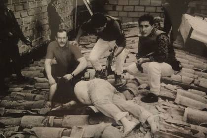 Agentes de la DEA junto al cuerpo muerto de Pablo Escobar. 