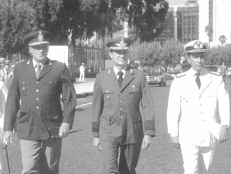 La Junta Militar: el presidente de facto Leopoldo Fortunato Galtieri, el almirante Carlos Isaac Anaya y el brigadier general Basilio Lami Dozo.