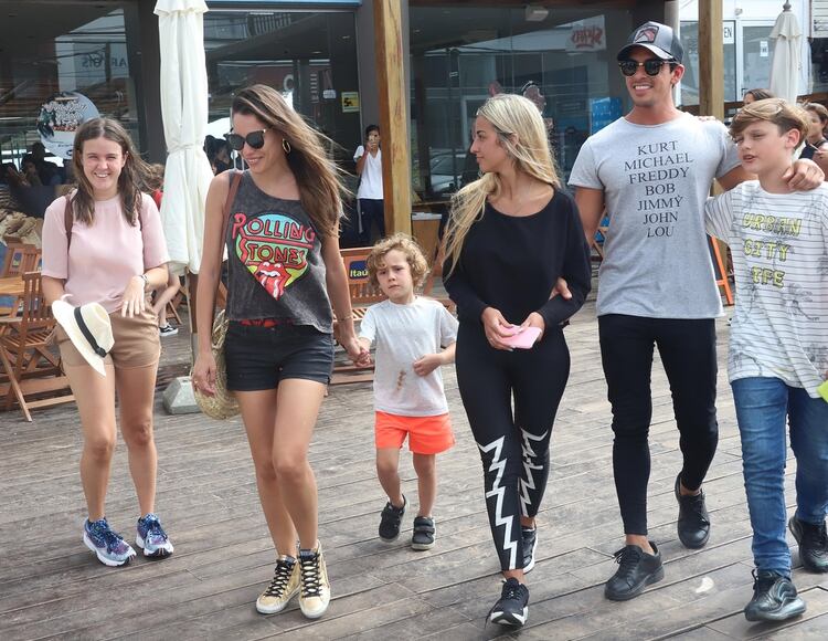 En banda: Pampita, con Beltrán, su cuñada, su hermano y Bautista Vicuña