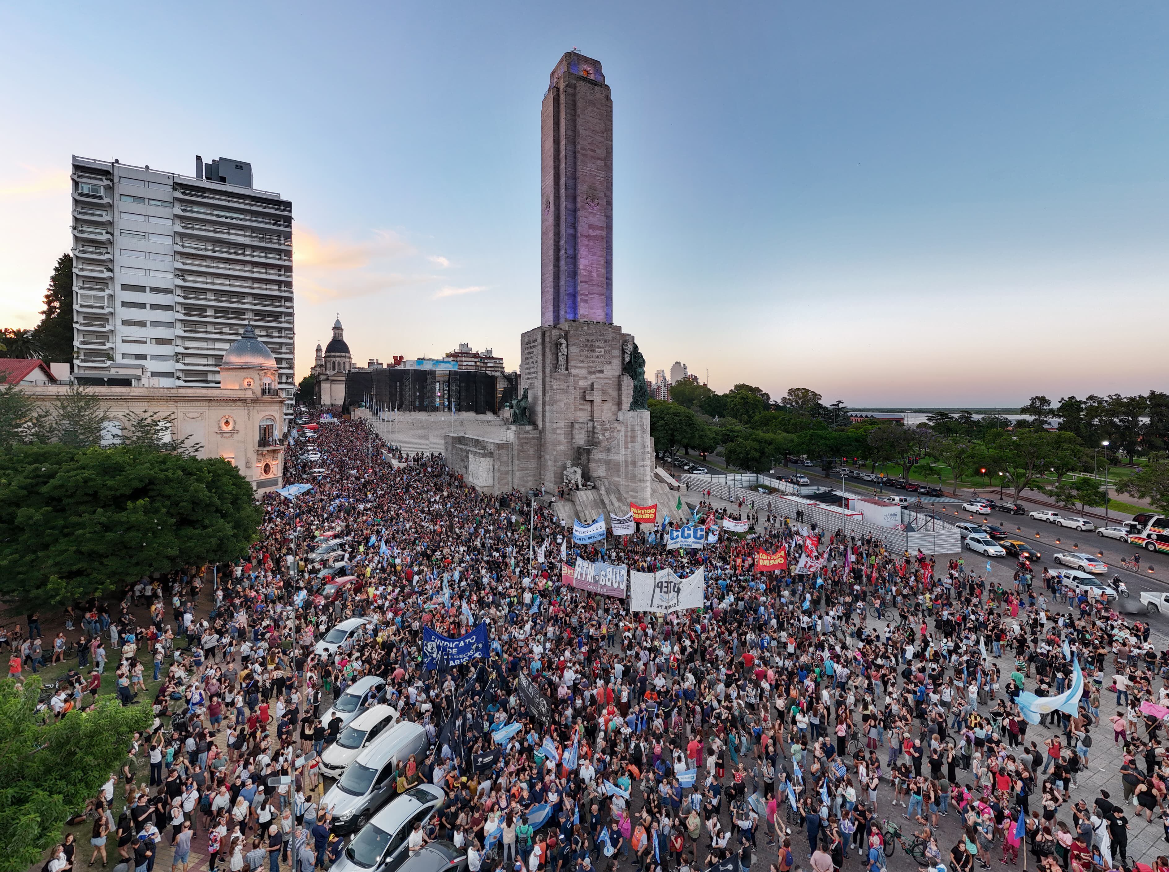 Gremios de Rosario convocaron a una protesta en Rosario contra el mega decreto de Milei