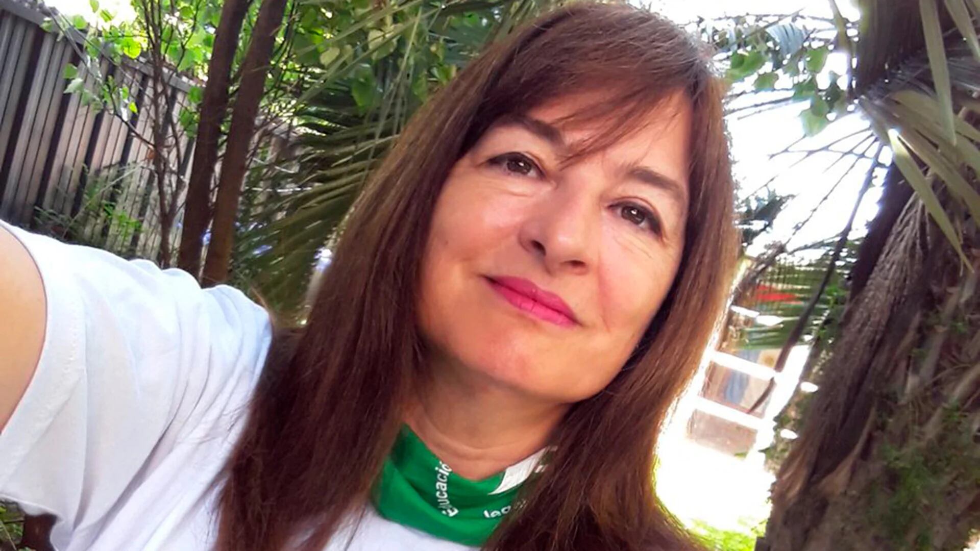 Estela Díaz, con su pañuelo verde al cuello, símbolo de la lucha por el derecho al aborto legal, seguro y gratuito (@EstelaDiaz63)