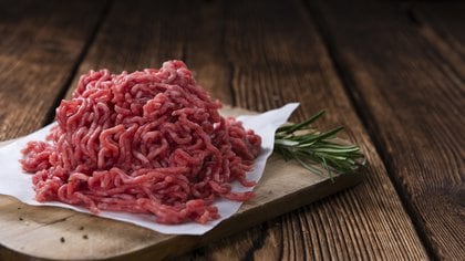 Cuando la carne se somete al proceso de picado, aumenta la exposición a bacterias (Shutterstock)