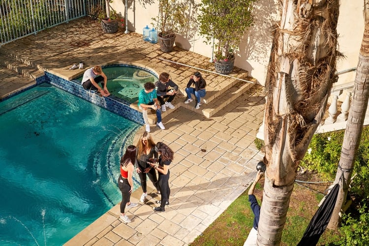 The Hype House en Los Ángeles, y los creadores de TikTok alrededor de la piscina de la mansión.