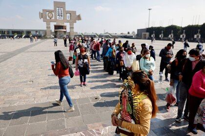 El 8 de diciembre, los peregrinos llegaron a la Basílica de Guadalupe, antes del aniversario del 12 de diciembre, que junto con el 10 y 13 de diciembre se cerrará la entrada para evitar concentraciones masivas Foto: REUTERS / Carlos Jasso