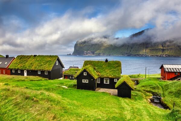 Las remotas Islas Feroe, ubicadas en el Atlántico Norte, cerraron 10 sitios turísticos populares para todos excepto los voluntarios para sentar las bases para un futuro más sostenible, según el sitio web de las islas. En 2020, las islas planean cerrar 14 sitios turísticos durante abril para centrarse en proyectos voluntarios adicionales, incluida la reparación de pasarelas erosionadas // Fotos: Shutterstock