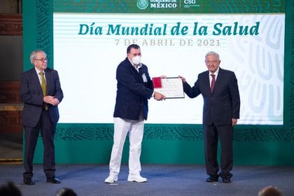 Enfermero Luis Carlos Fonseca Romero recibe el premio “Enfermera Isabel Cendala y Gómez” de Salud Pública y Enfermería Comunitaria (Foto: Presidencia de México)