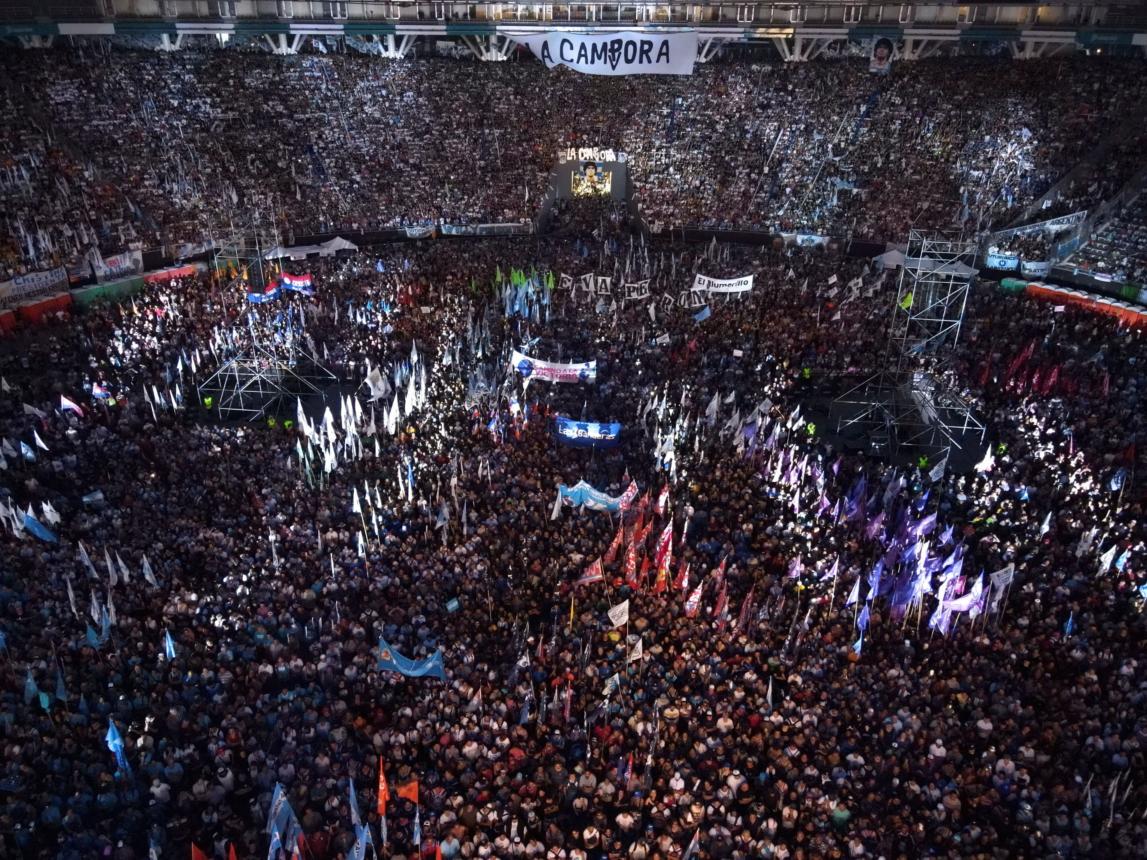 Cristina Kirchner habló frente a decenas de miles de militantes convocados para arengar su candidatura a presidenta en el Estadio Único de La Plata